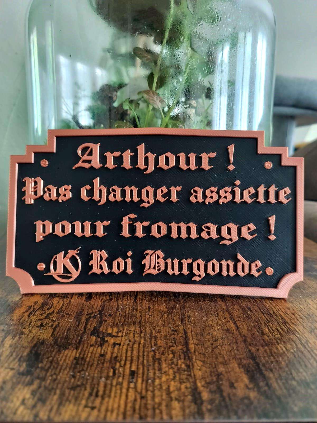 Cadre Kaamelott – Citation Roi Burgonde « Arthur, pas changer assiette pour fromage »