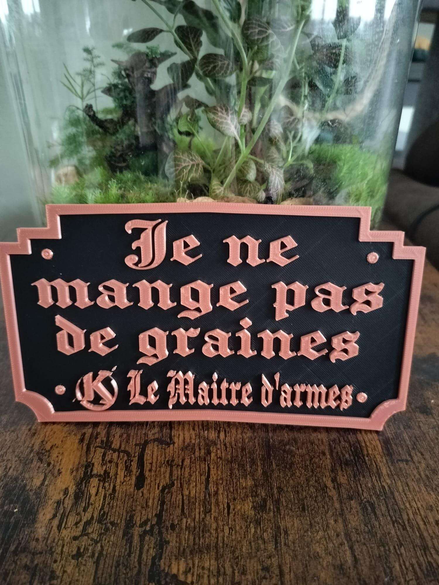 Plaque Murale Kaamelott – Citation Maître d'Armes « Je ne mange pas de graines »