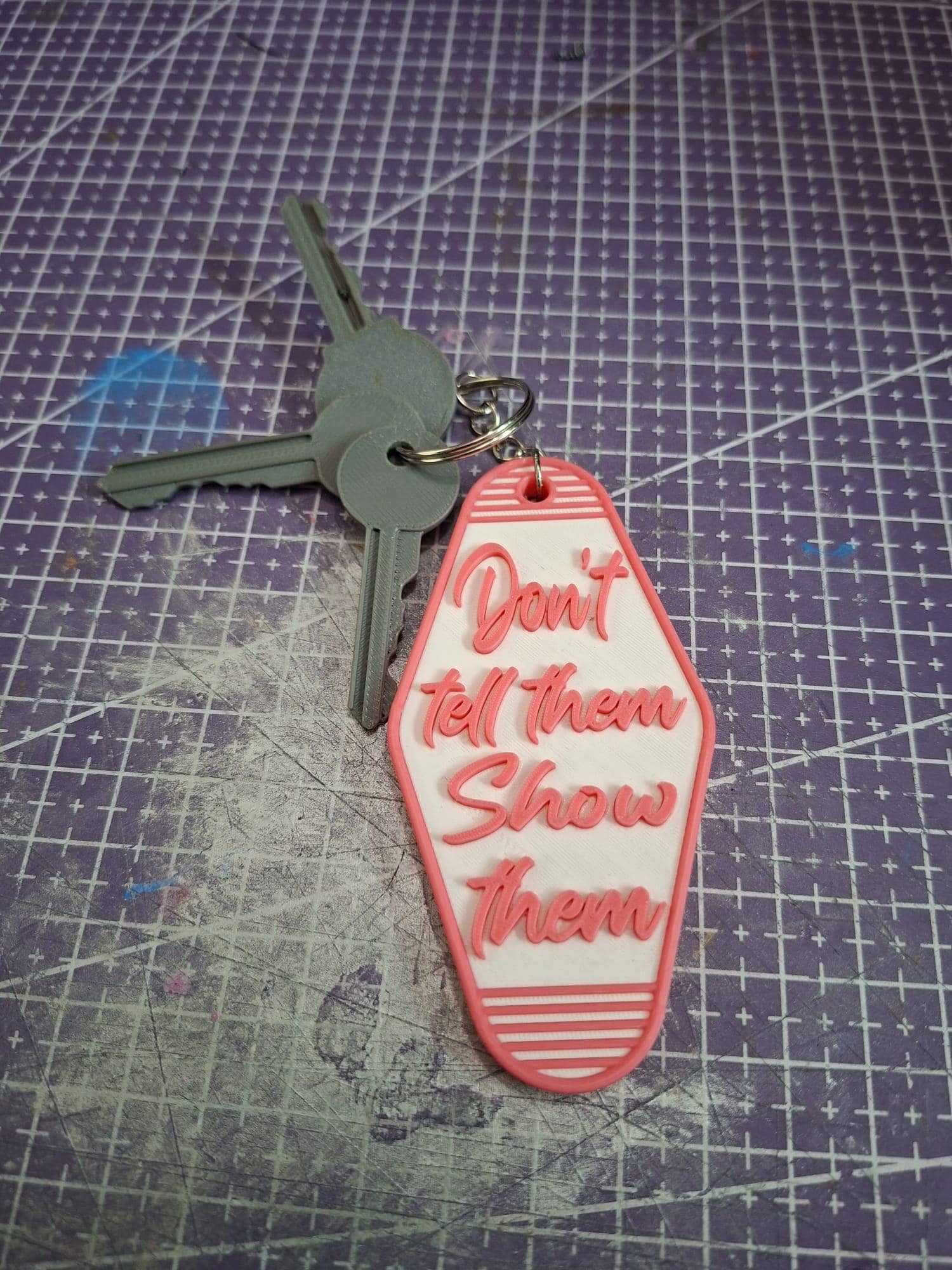 Porte-Clés Motivation Femme 3D - Don't Tell Them Show Them