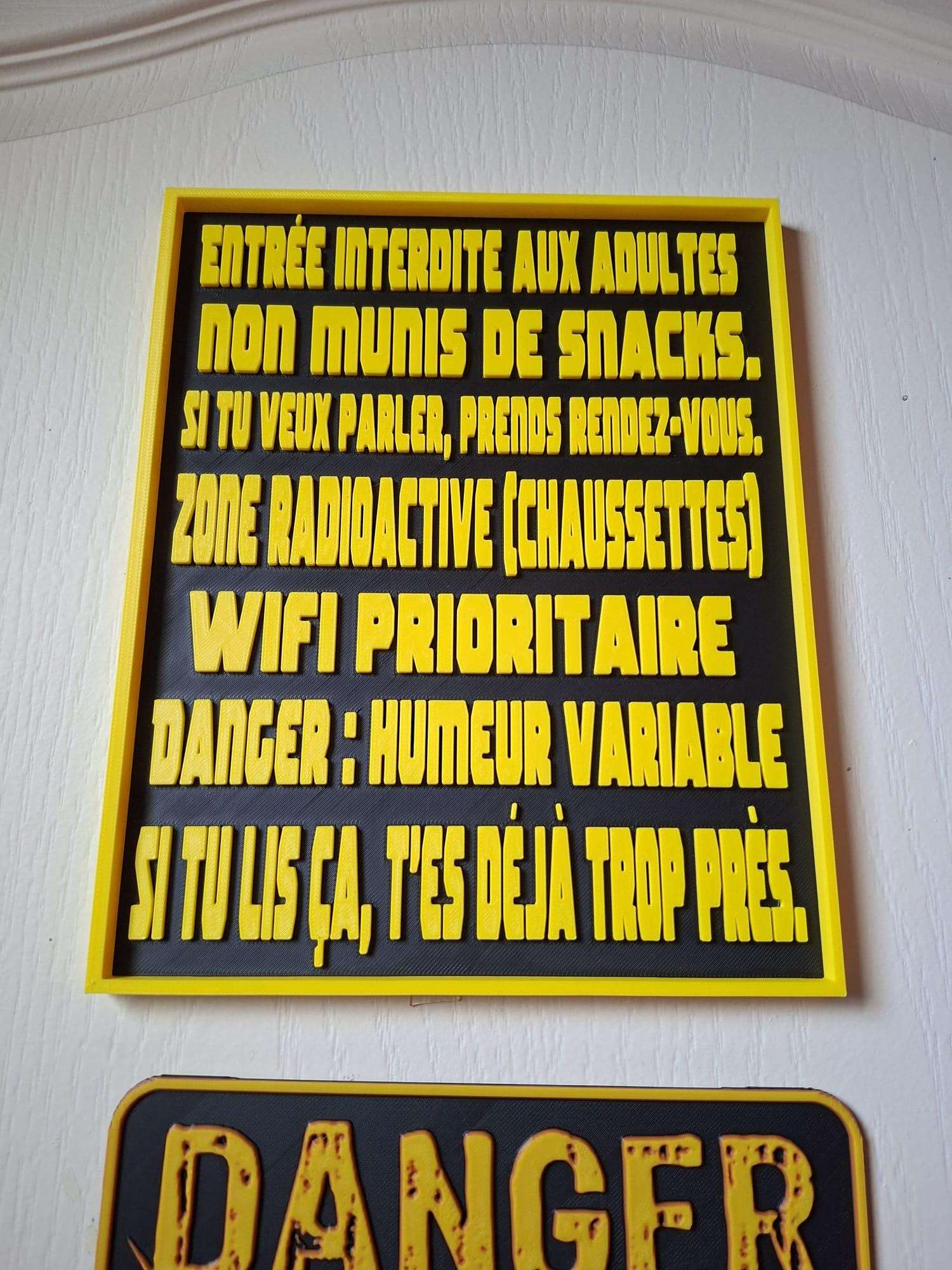 Plaque Humour "Adults Prohibited" - Déco Chambre Ado - Panneau 3D Jaune-Noir